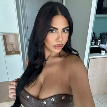 Mandi Vakili Biography